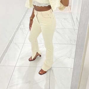 comfortable pants with little stretch, high waisted with slits on the inside.